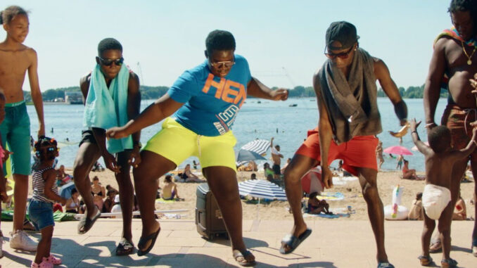 Foto van Shabu die danst met vrienden op het strand