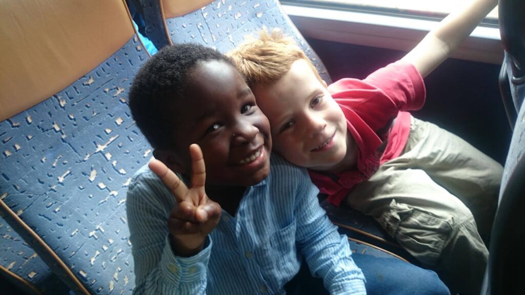 twee jongetjes in een cultuurbus
